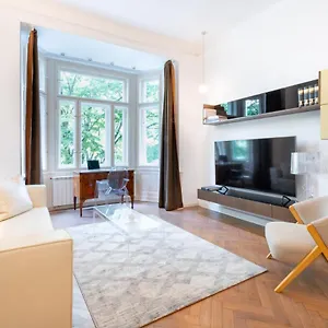Elegant Paris Ave With A Terrace Prague
